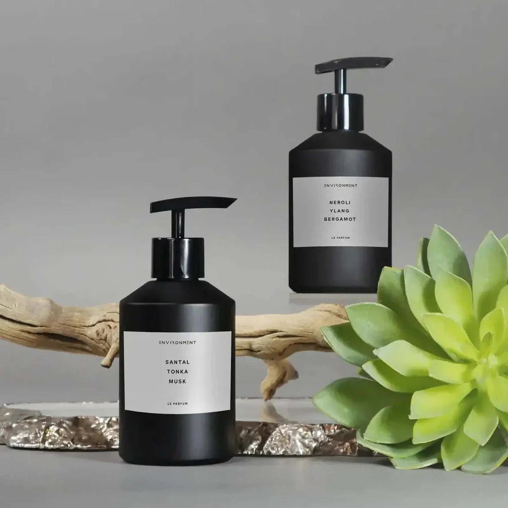 1-hotel-santal-tonka-hand-soap-luxury-blend-lemon-cardamom-amber-leather-oud-sandalwood-musk.webp__PID:c616f7f5-9a07-418a-b7c8-7b0545a4bd62